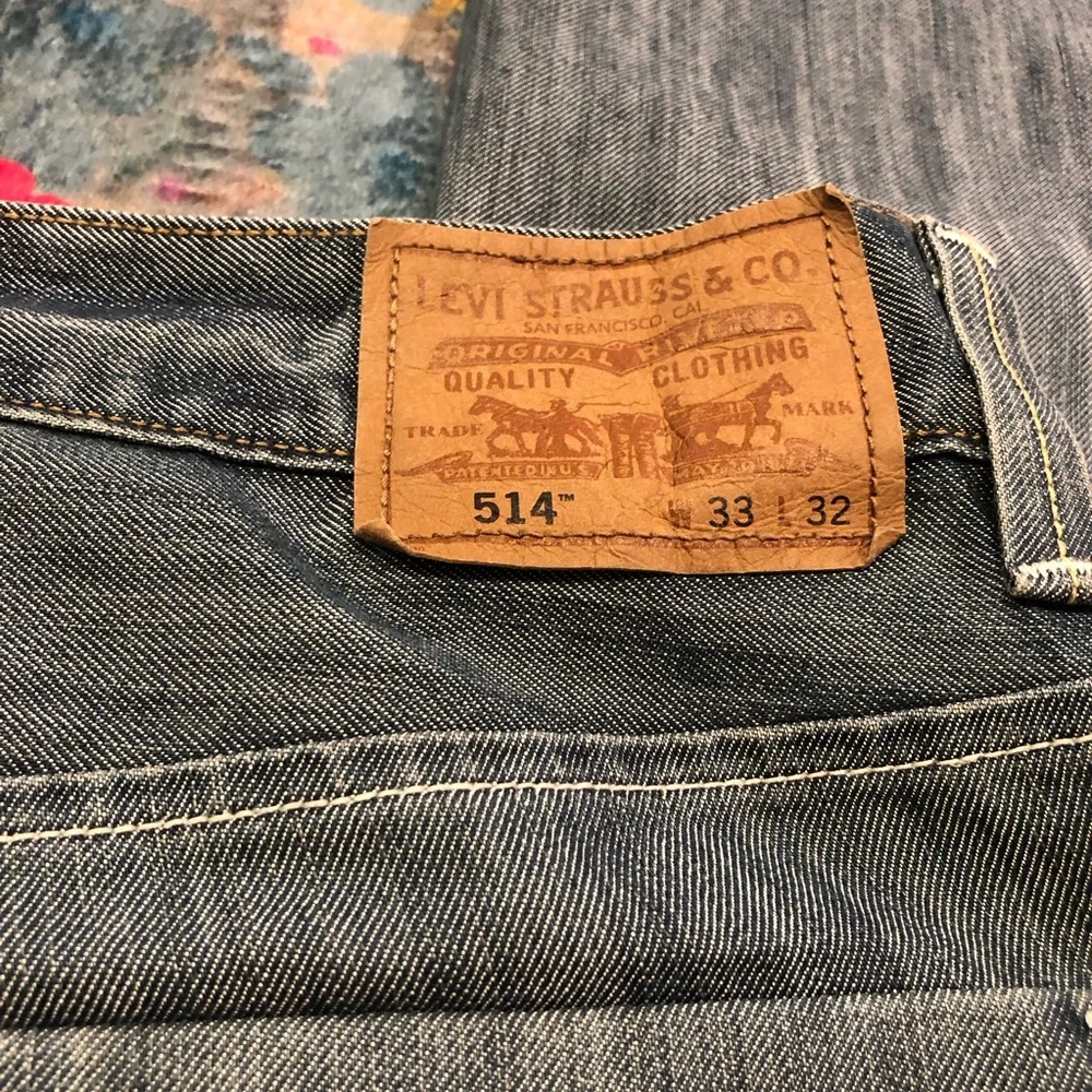 LEVI’S excellent cond and look new. Unusual stitching etc but look very cool!